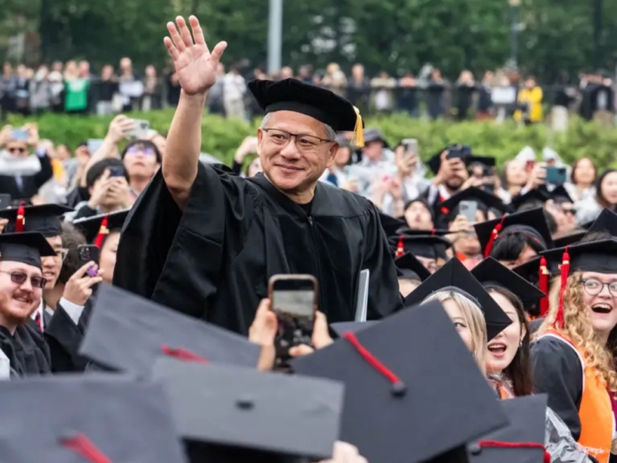 黄仁勋拿下6个博士学位，喊话毕业生：AI是属于你们的机会