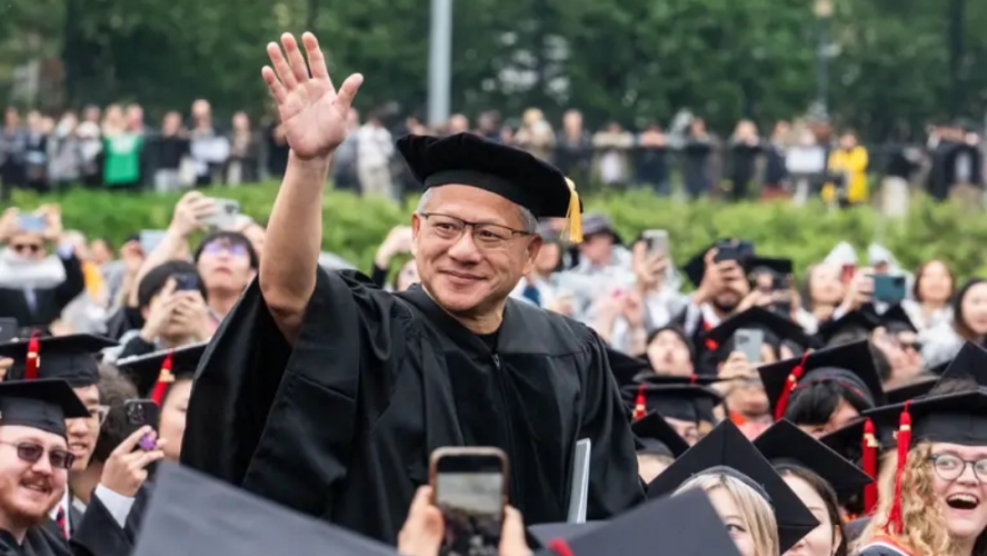 黄仁勋拿下6个博士学位，喊话毕业生：AI是属于你们的机会