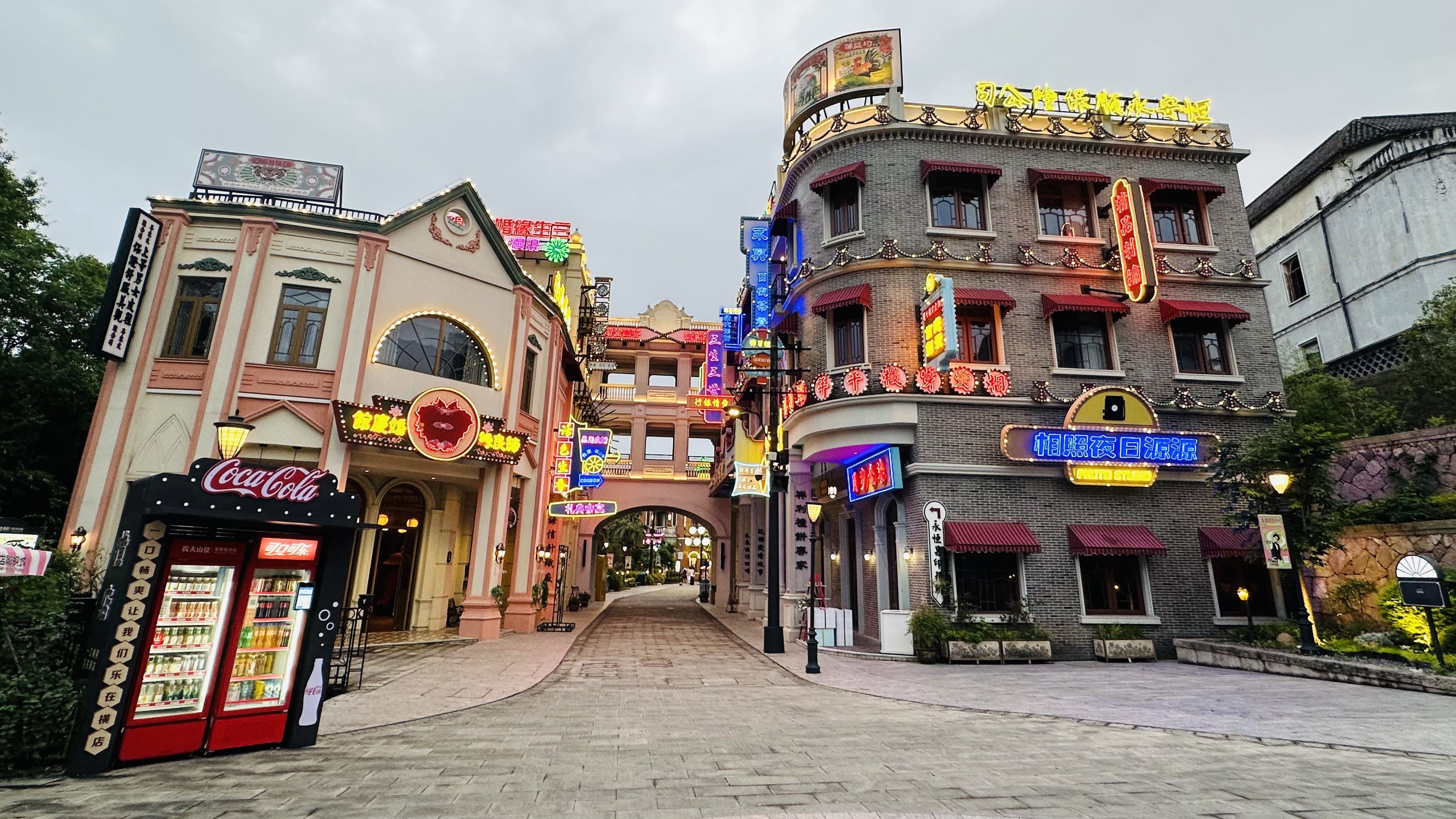 AI大潮中的横店:演员刚走红就无戏可拍