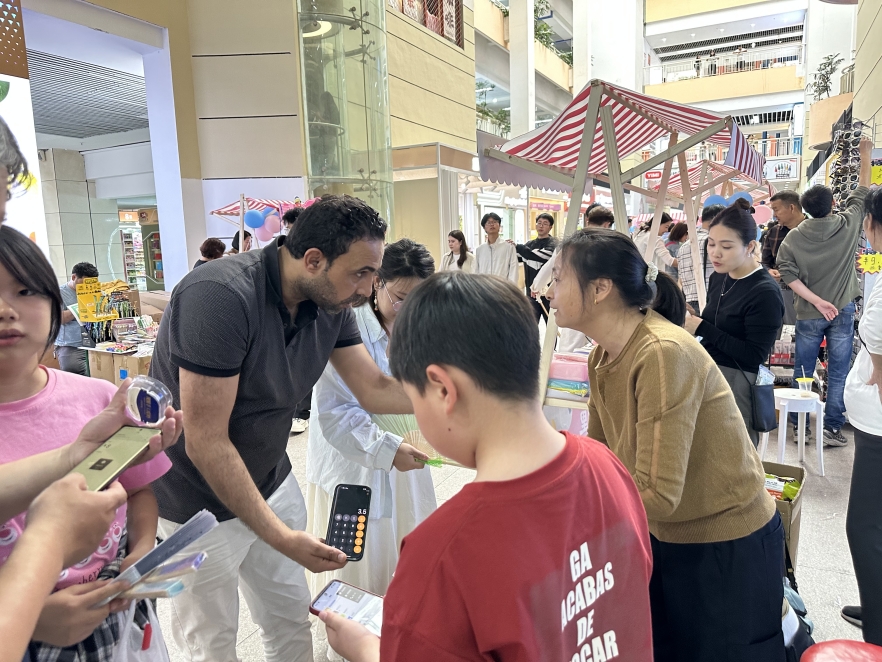 假日经济｜到洗浴中心住宿、去义乌“搞钱游”，入境游客“五一”这样玩