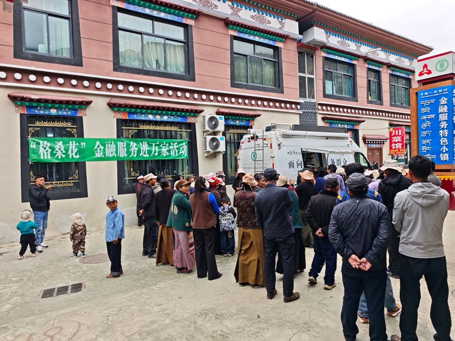 5373米之上：格桑花开处，有“移动的银行”