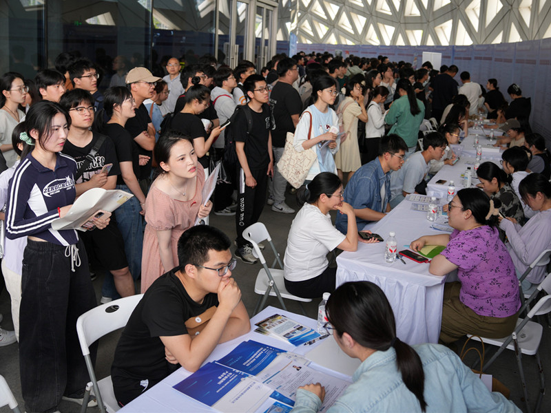 应届本科生一线城市就业平均月薪8051元