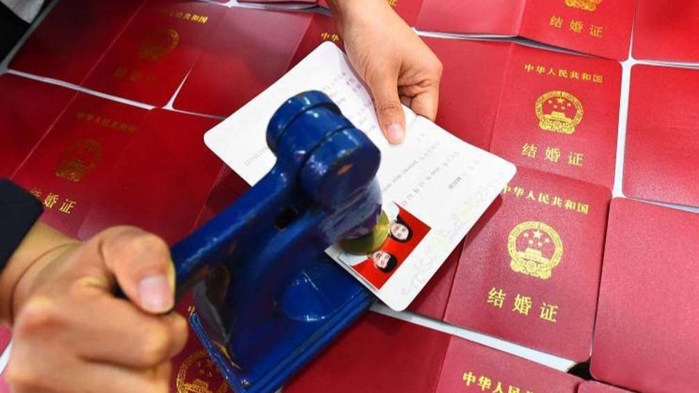 银行、地铁站、游船、音乐节、景区，都能办结婚证了
