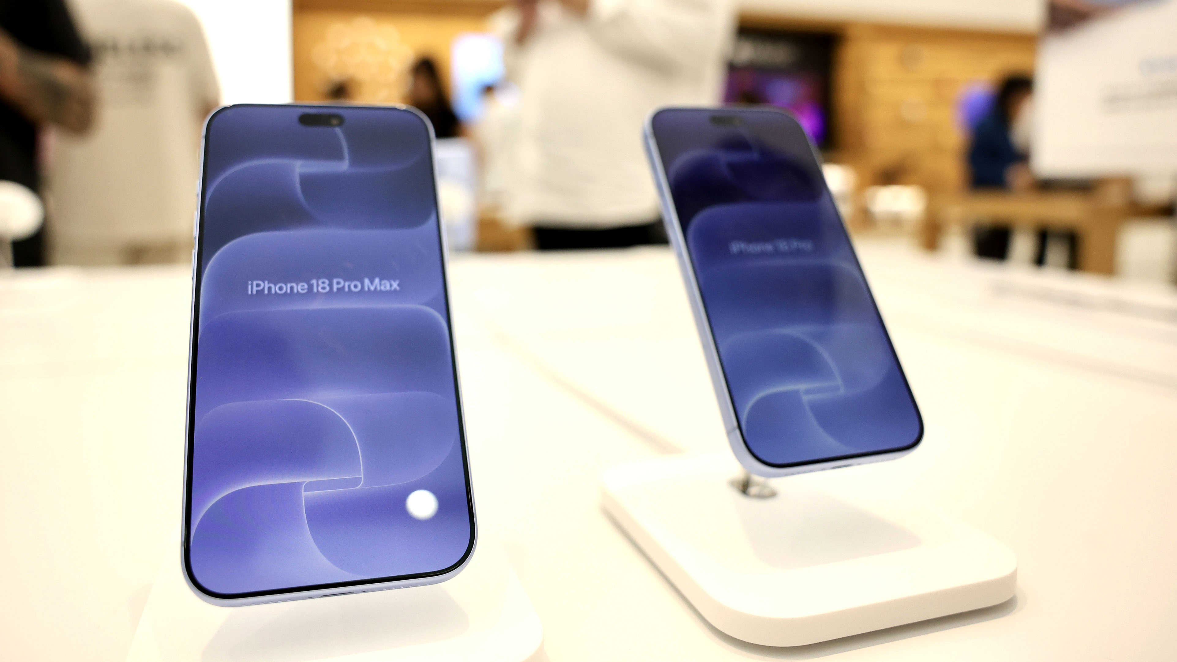 现场直击iPhone 18新机发售：线上价格“破发”后，黄牛加价不如前代
