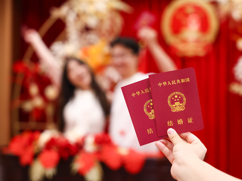 多家企业奖励员工婚育，多地宣布结婚发钱