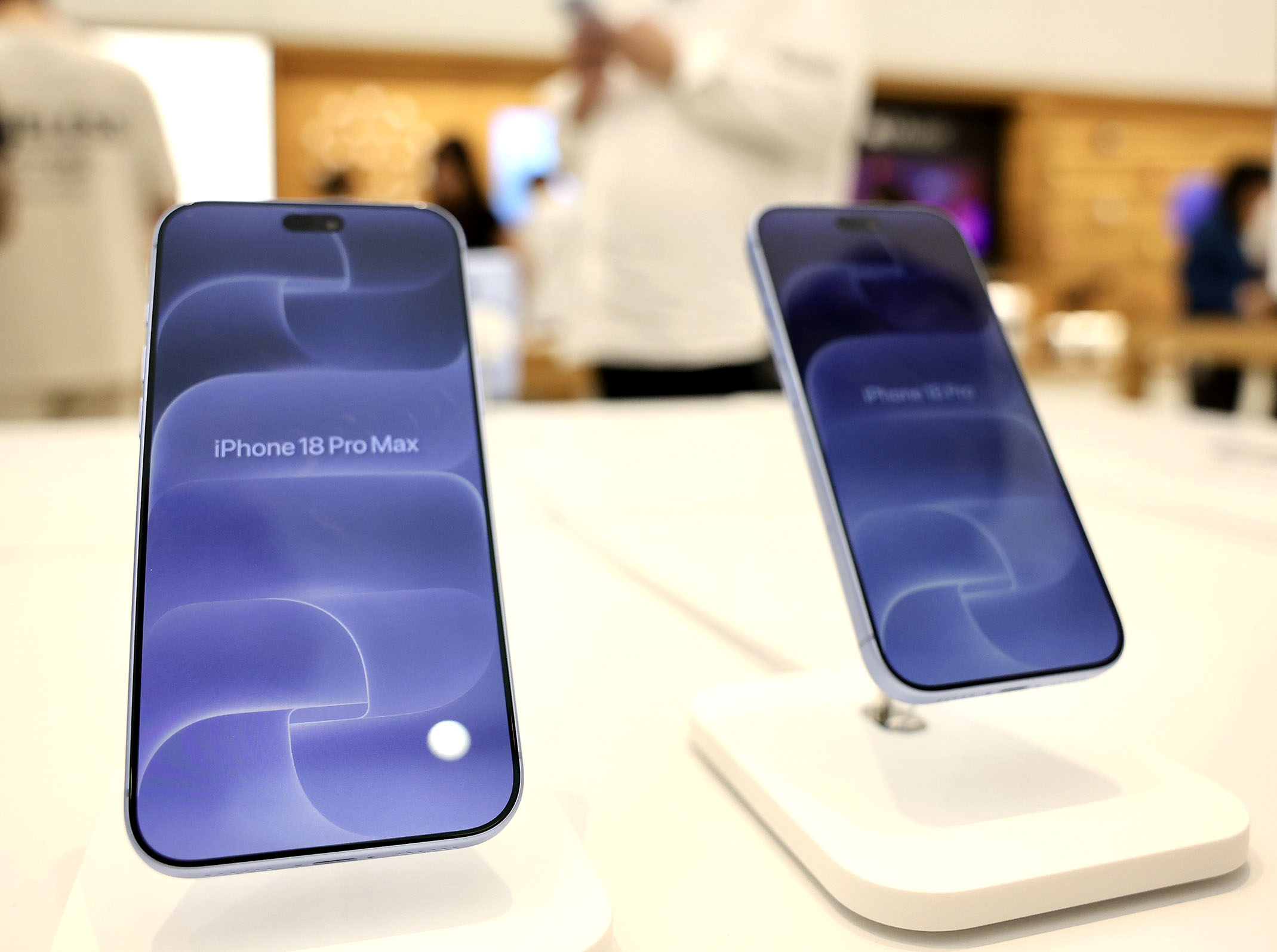 现场直击iPhone 18新机发售：线上价格“破发”后，黄牛加价不如前代