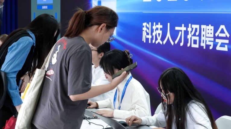 芯片人才市场“两头难”：百万年薪一将难求，毕业生入行不易