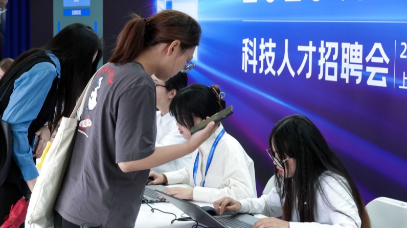 芯片人才市场“两头难”：百万年薪一将难求，毕业生入行不易