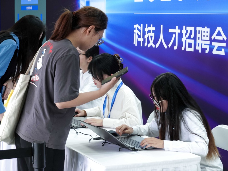 芯片人才市场“两头难”：百万年薪一将难求，毕业生入行不易
