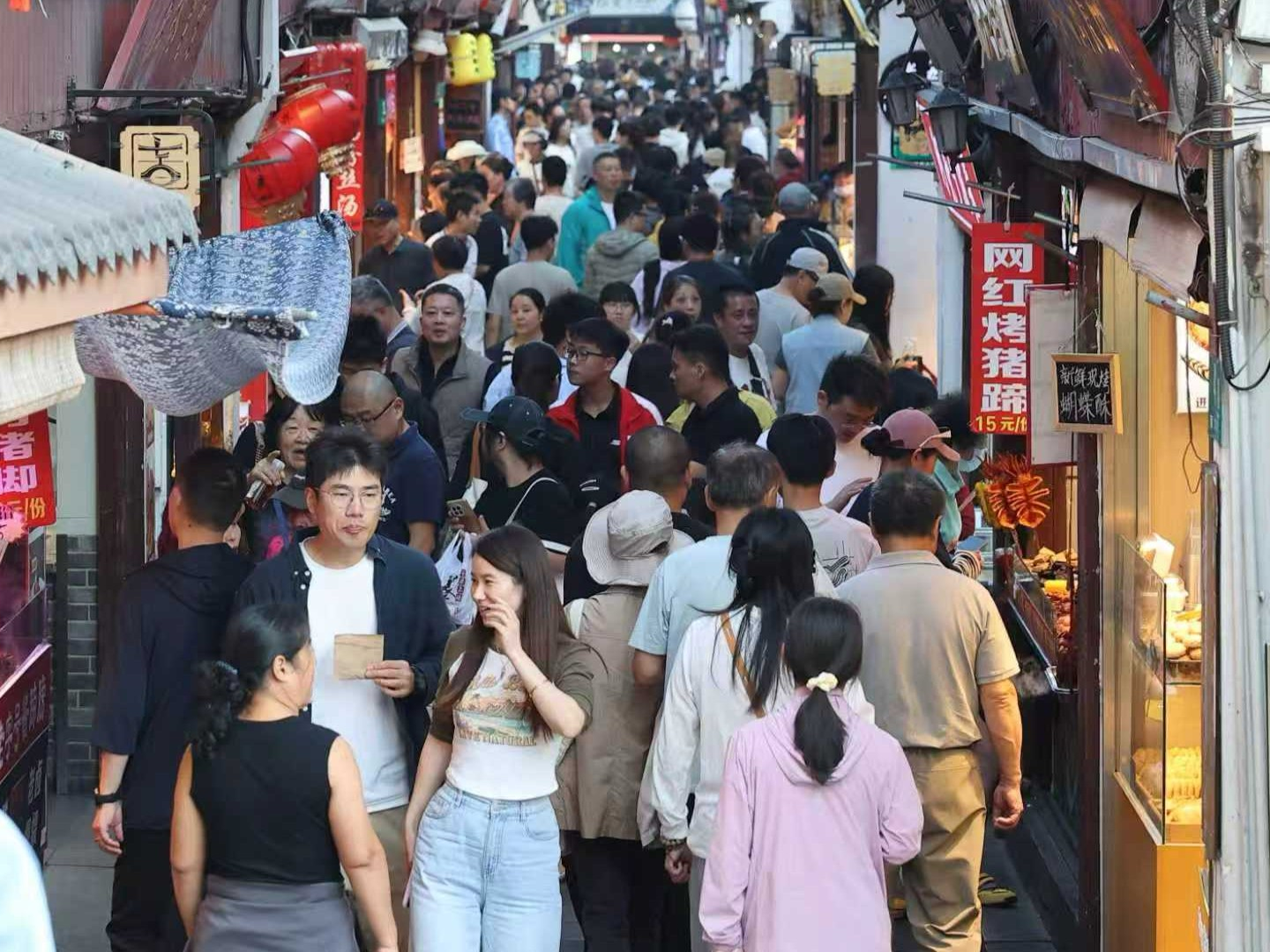 小城成“顶流”：国庆前十热门景区被小城包揽，入境客流加速涌入