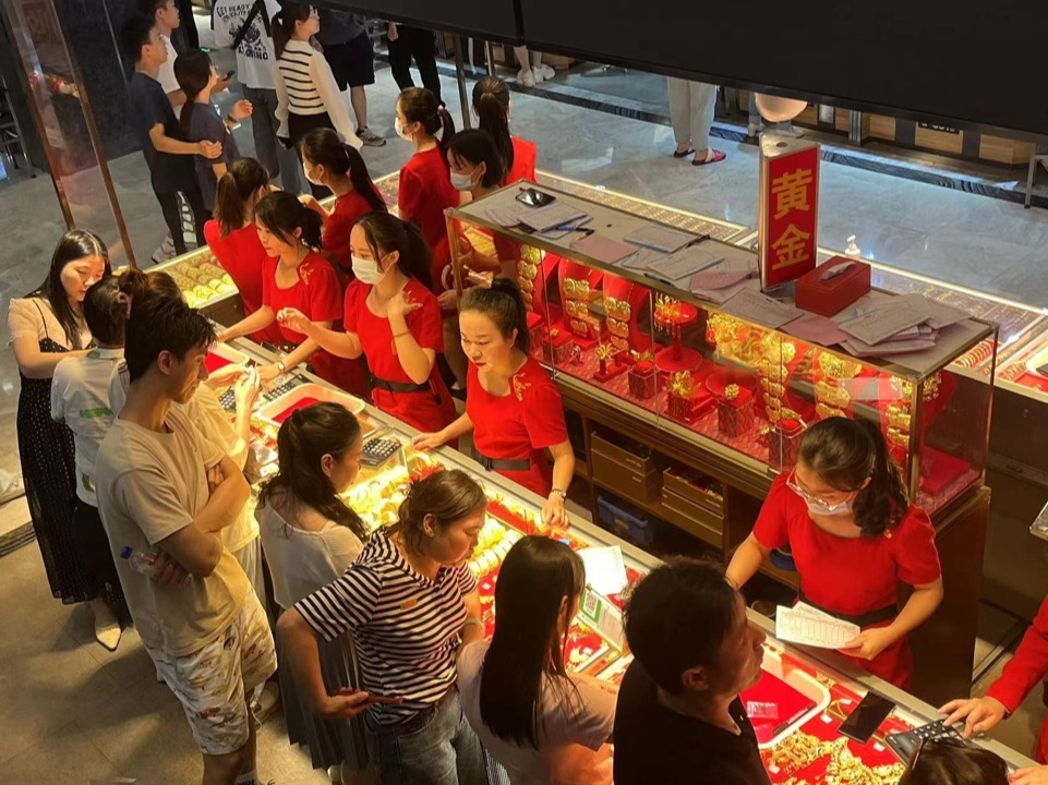 年内涨幅近40%！在全国最大黄金集散地，年轻人涌向黄金“平替”