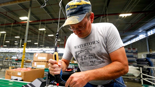 就业警报拉响！美国ISM制造业指数“九连缩”，降息大局已定？