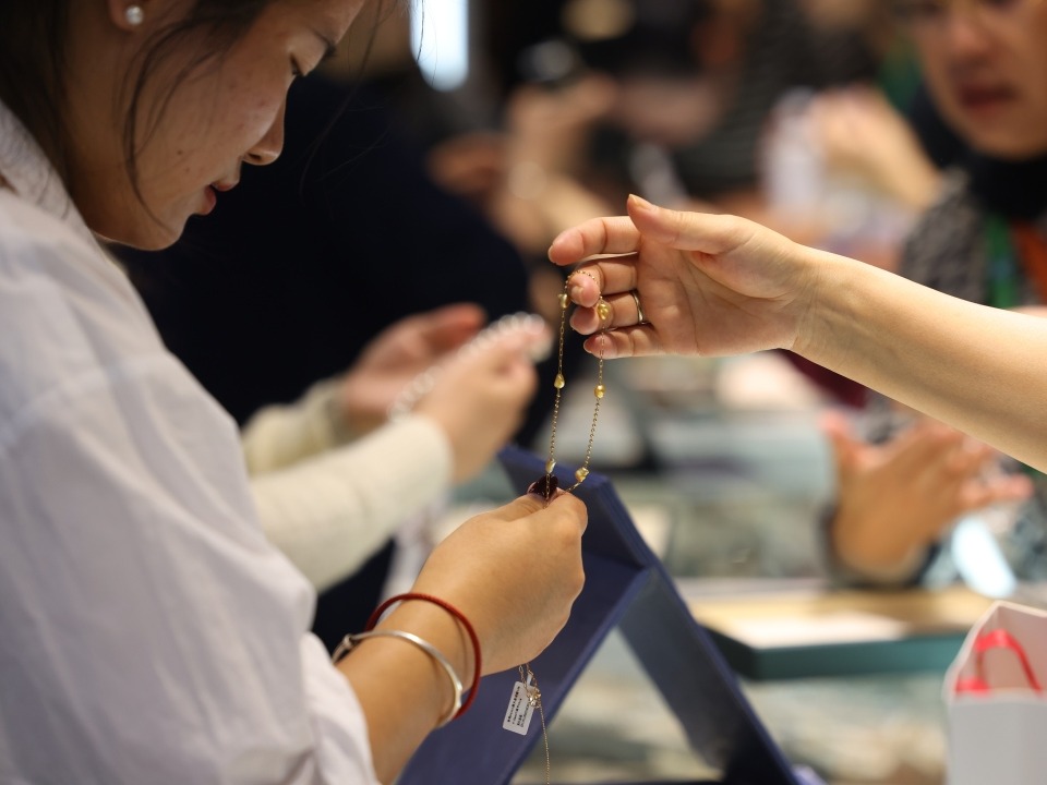 套现、坚守、深陷，金价巨震下买黄金的人怎么样了？