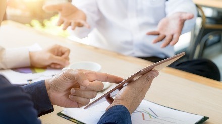 政府工作报告点名，三大重点领域风险防控升级