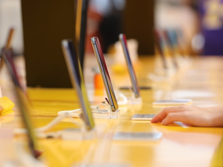 存储厂商高管疯狂扫货奢侈品，手机厂商谁在悄悄涨价？