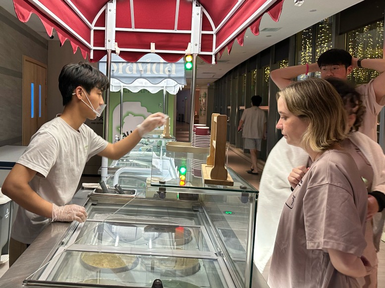 商业秘密｜加60元可过夜、公司团建新场景：入境游客正涌入洗浴中心