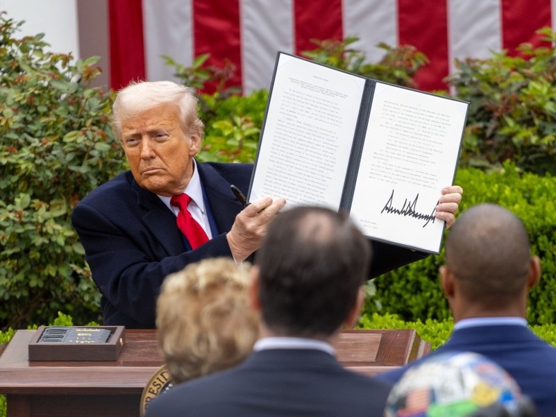 美国将对部分进口药加征100%关税！一年了，特朗普关税政策转向“精准替代”？  