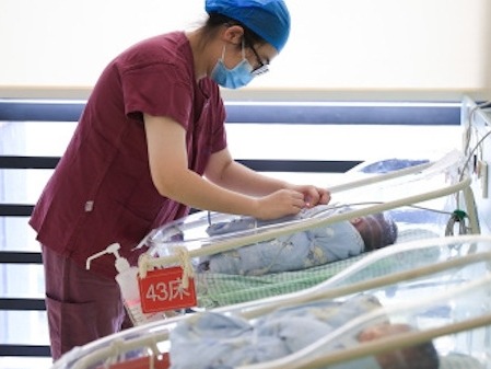 中国人口出生率再次回落，新生男孩仍比女孩多