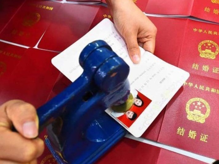 银行、地铁站、游船、音乐节、景区，都能办结婚证了
