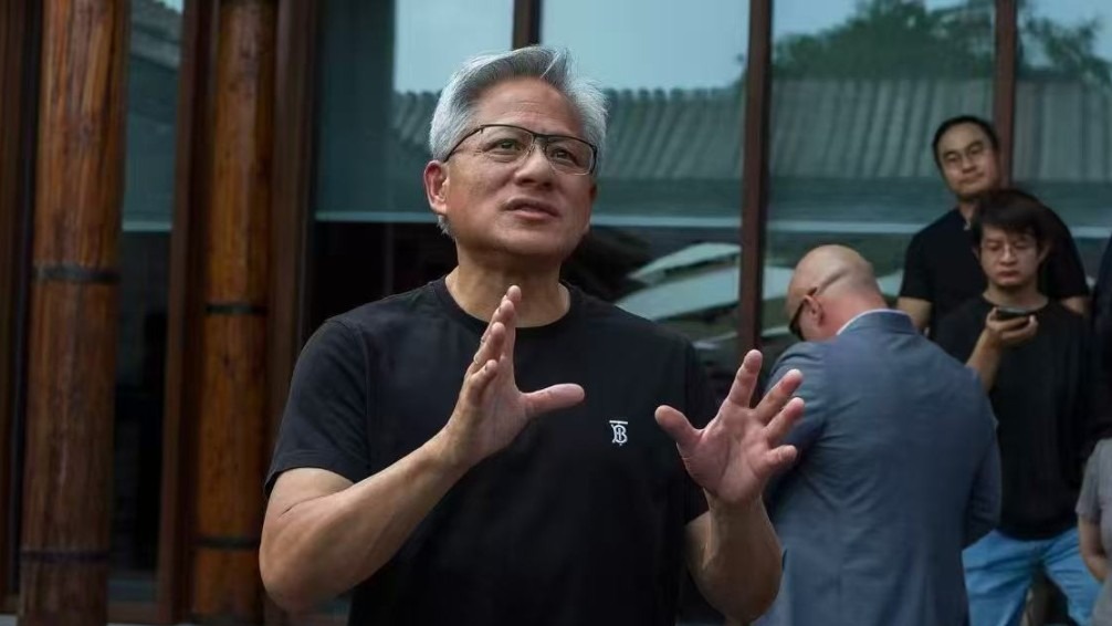 黄仁勋称AI市场震荡将会过去，密集欧洲行持续释放信心