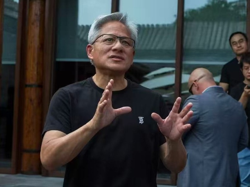 黄仁勋称AI市场震荡将会过去，密集欧洲行持续释放信心